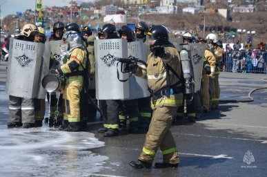 Пожарные Камчатки отметили 375-летний юбилей большим шоу 38