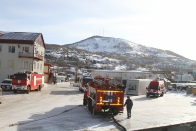 На Камчатке пожарные тренировались тушить возгорание на рыболовецком судне 4