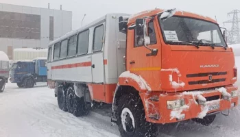 Машины высокой проходимости перевозят жителей Петропавловска-Камчатского