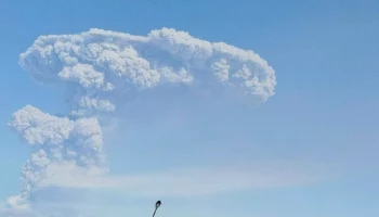 Столб пепла на высоту более 10 километров выбросил Шивелуч на Камчатке