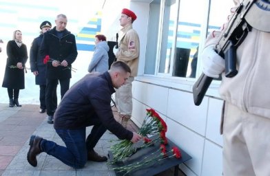 Мемориальную доску в честь погибшего выпускника открыли в вилючинской школе на Камчатке 0