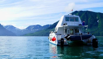 Из-за запрета выхода судов на морские прогулки терпит убытки туристический сектор Камчатки