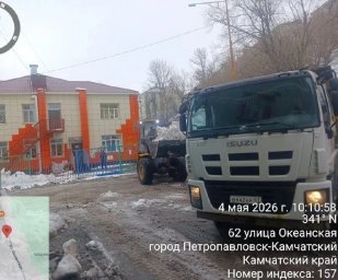 Подрядные организации убирают песок и мусор с улиц столицы Камчатки 3