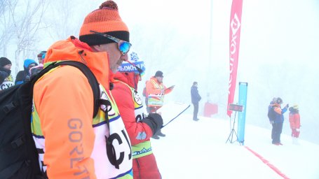 Через туман пробирались спортсмены по ски-альпинизму в вертикальной гонке на 3-ем этапе Кубка России 5