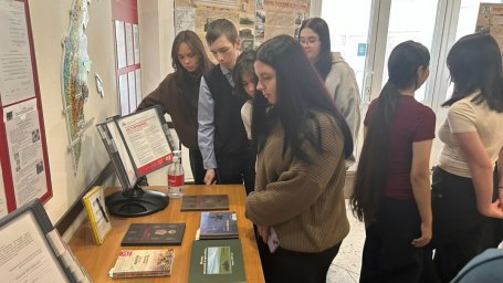 С выставкой «Земля моя, ты выиграешь бой...» познакомили в архиве школьников Камчатки 5