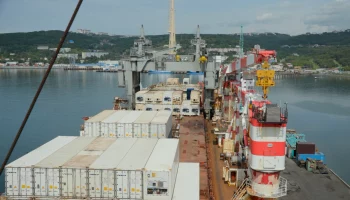 Почти 150 контейнеров и металлоконструкции доставил атомный лихтеровоз на Камчатку по Севморпути