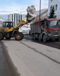 Бригады ручного труда заняты очисткой тротуаров в Петропавловске-Камчатском 1