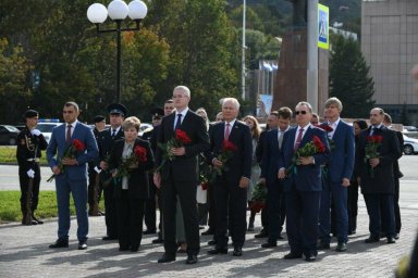 Владимир Солодов возложил цветы к памятнику первого военного губернатора Камчатки 3