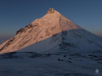 Ведомственный флаг развернули на вершине Ключевской сопки спасатели Камчатского края 11