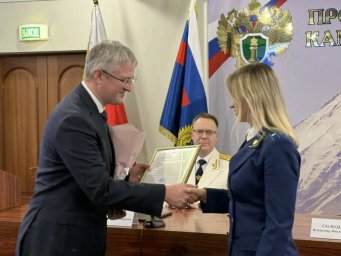 Губернатор отметил заслуги сотрудников и ветеранов органов прокуратуры Камчатского края 6