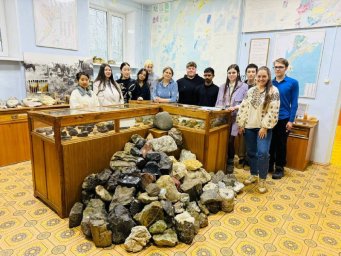 Практическое занятие в геологическом музее для магистрантов из Индии и Китая провели на Камчатке 1