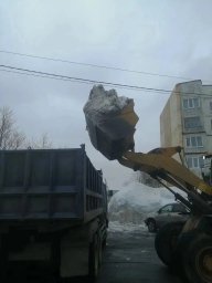 Бригады ручного труда заняты очисткой тротуаров в Петропавловске-Камчатском 5