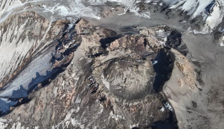 Ученые поднялись к новому куполу вулкана Шивелуч, чтобы изучить лаву и кратерные озера на Камчатке 6