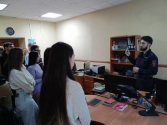 «Студенческий десант» посетил Экспертно-криминалистический центр УМВД России по Камчатскому краю 1
