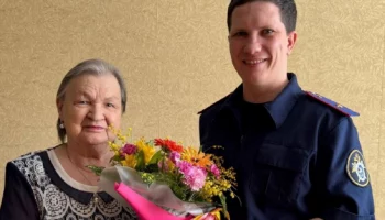 Труженицу тыла с наступающим Международным женским днём поздравил офицер СК России на Камчатке