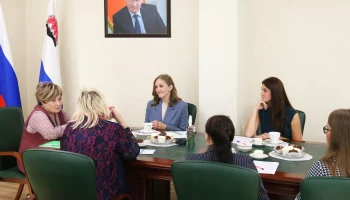 Жены военнослужащих, выполняющих служебный долг в зоне специальной военной операции, встретились со спикером парламента Камчатки