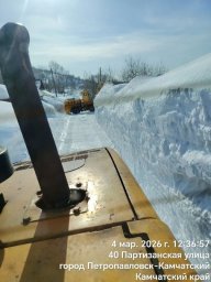 Устранение снежного наката, расширение проезжей части и обработка дорог проходят в Петропавловске-Камчатском 0