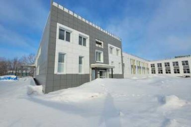 На строящейся школе в Усть-Большерецком районе Камчатки завершается установка фасада 4