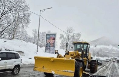 От воды и шуги после циклона расчищают дороги Петропавловска-Камчатского 1