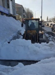 Работы по устранению снежного наката, расширению проезжей части и вывозу снега продолжаются в Петропавловске-Камчатском 8