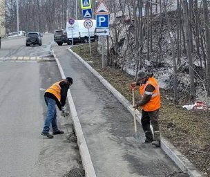 Сломанные ветки, песок и мусор убирают с улиц Петропавловска-Камчатского 7