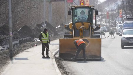 Основной задачей дорожников остаётся уборка песка и мусора в Петропавловске-Камчатском 4