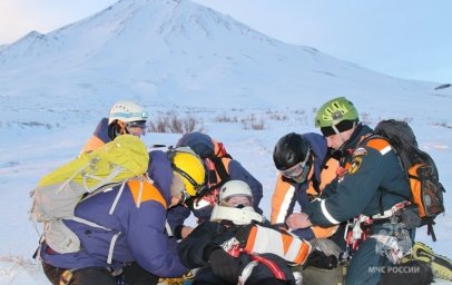 Учения: камчатские спасатели эвакуировали туриста со склона Козельского вулкана 2