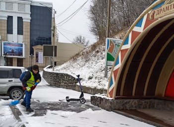 Дорожные службы и подрядчики устраняют последствия циклона на дорогах столицы Камчатки 3