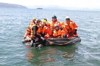 На Камчатке три человека выпали за борт судна, требуется срочная эвакуация. Легенда учений 12