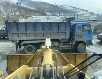 Подрядные организации ликвидировали мусор и песок на обочинах центральных магистралей в Петропавловске-Камчатском 6