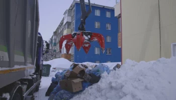 Ломовоз с гидравлическим краном&ndash;манипулятором и грейферным захватом вышел на борьбу с мусорными завалами в столице Камчатки