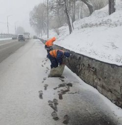 Продолжают ликвидировать наледь и вывозить снежные массы дорожные службы Петропавловска-Камчатского 7
