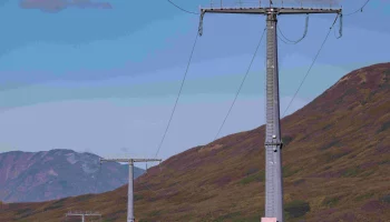 На Камчатке энергетики продолжают устанавливать противолавинные опоры
