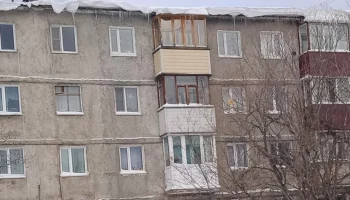 Управляющим организациям в столице Камчатки напоминают о необходимости чистить крыши домов от наледи