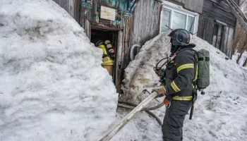 Из‑за нерасчищенной дороги пожарные расчеты не смогли подъехать к горящему дому на Камчатке