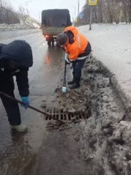Работы по очистке ливневых колодцев от скопившейся шуги и мусора ведут в Петропавловске-Камчатском 3