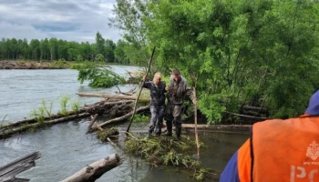 На Камчатке спасатели оказали помощь семейной паре, которая чудом спаслась на реке