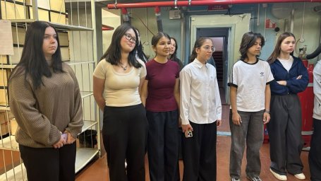 С выставкой «Земля моя, ты выиграешь бой...» познакомили в архиве школьников Камчатки 0