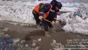 В ночных мероприятиях по расчистке дорог и отводу талых вод было задействовано порядка 90 единиц спецтехники в столице Камчатки