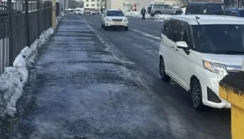 Дорожники обрабатывают проезды противогололёдными материалами в Петропавловске-Камчатском