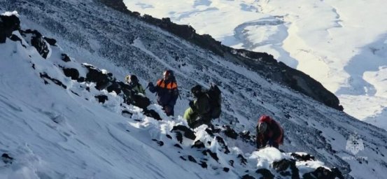 Ведомственный флаг развернули на вершине Ключевской сопки спасатели Камчатского края 8