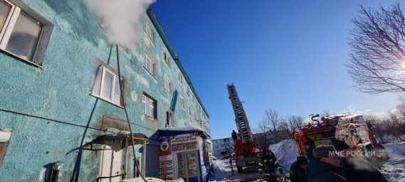 В Петропавловске-Камчатском пожарные спасли из задымлённого здания более 40 человек 10