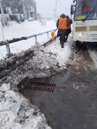 Ливневки чистят бригады ручного труда в Петропавловске-Камчатском 3