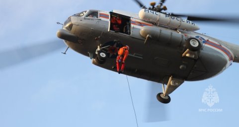 На Камчатке спасатели провели тренировку по беспарашютному десантированию совместно с авиаторами МЧС России 1