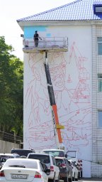 В Петропавловске-Камчатском начались работы по восстановлению граффити «Рыбак» на торце дома по ул. Ленинская, 38 2