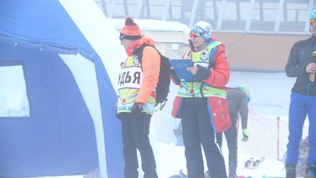 Через туман пробирались спортсмены по ски-альпинизму в вертикальной гонке на 3-ем этапе Кубка России 4