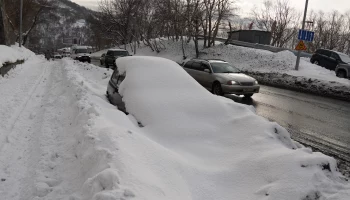 Автовладельцев призывают не бросать машины вдоль дороги в столице Камчатки