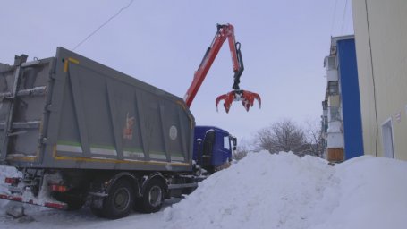 Ломовоз с гидравлическим краном&ndash;манипулятором и грейферным захватом вышел на борьбу с мусорными завалами в столице Камчатки 0