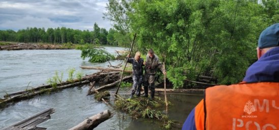 На Камчатке спасатели оказали помощь семейной паре, которая чудом спаслась на реке 0