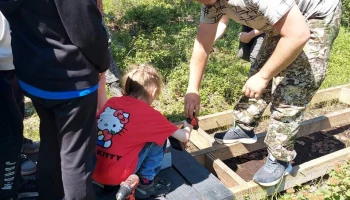 26 школьников приняли участие в строительстве экотропы на Камчатке